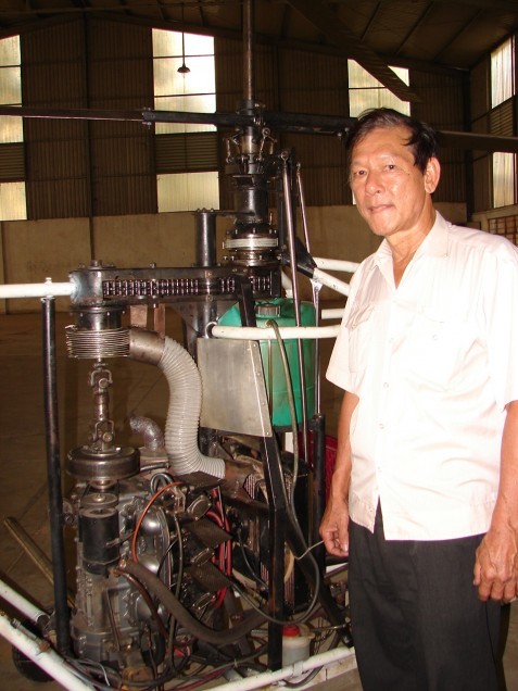 Kỹ sư Nguyễn Bùi Hiển bên cạnh động cơ máy bay do anh dày công mày mò chế tạo
